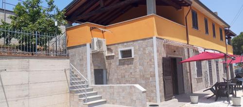 Un edificio con una escalera al costado. en Casale Gabriella Alloggio ergonomico e spazioso, en Capoliveri