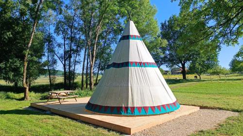 un objet en forme de cône avec une table de pique-nique dans un parc dans l'établissement Au nid d'hirondelles, à La Celle-sous-Gouzon