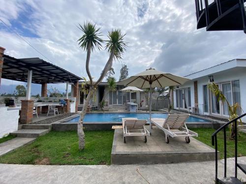 Kolam renang di atau dekat dengan The Batur Villa