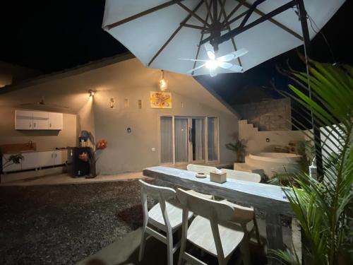 Kawasan patio atau luaran di The Batur Villa