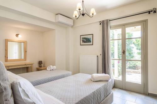 a bedroom with two beds and a window at Villa Levanda Elia in Pírgos