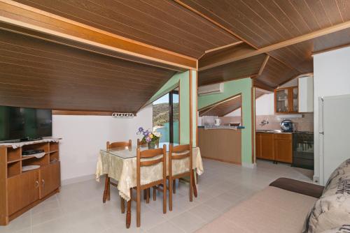 Kuchyňa alebo kuchynka v ubytovaní Apartment Stojan A1
