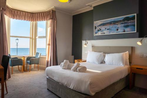 Postel nebo postele na pokoji v ubytování The Seafront Hotel by Compass Hospitality