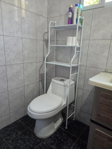 Bilik mandi di Hotel Ohana