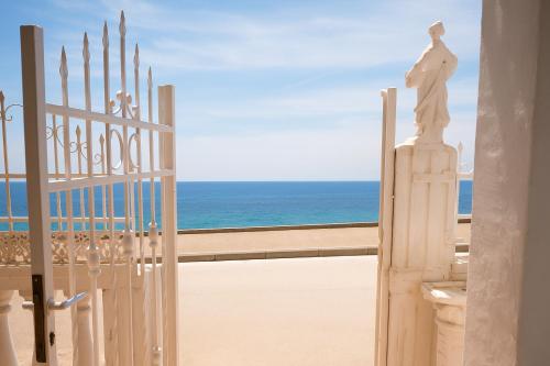 un cancello con una statua di fronte alla spiaggia di Beachfront Family Escape a Nea Kalikratia