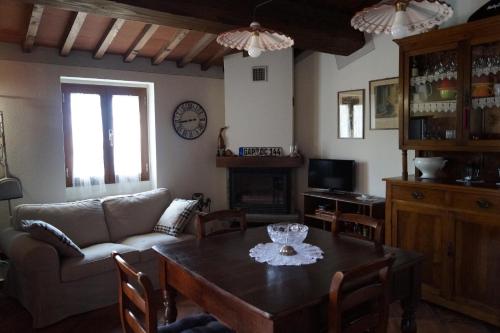a living room with a table and a couch at Il Borghetto di Carra in Talla
