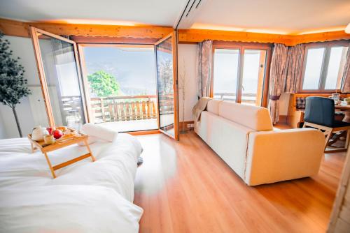 Clouds Apartment Alpin Luxury View and Poolにあるベッド