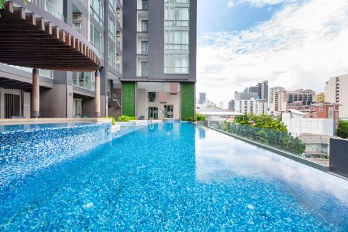 una piscina en medio de un edificio en The Rich Grand Residence Sukhumvit, en Bangkok