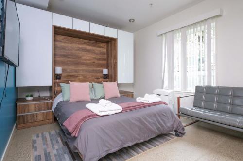 Postel nebo postele na pokoji v ubytování Modern Studio Condo in Central Prime Location