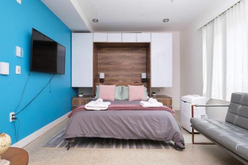 Postel nebo postele na pokoji v ubytování Modern Studio Condo in Central Prime Location
