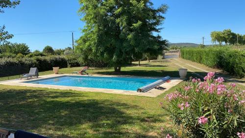 une piscine dans la cour d'une maison dans l'établissement Belle villa climatisée avec piscine, à Tornac