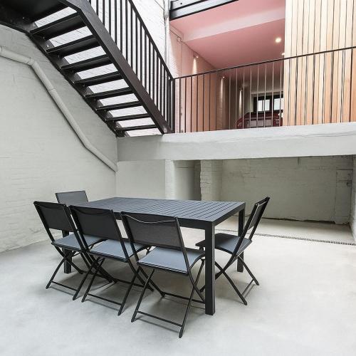 - une table et des chaises noires dans la chambre dans l'établissement NOCNOC - La Villa Cachee, à Lille