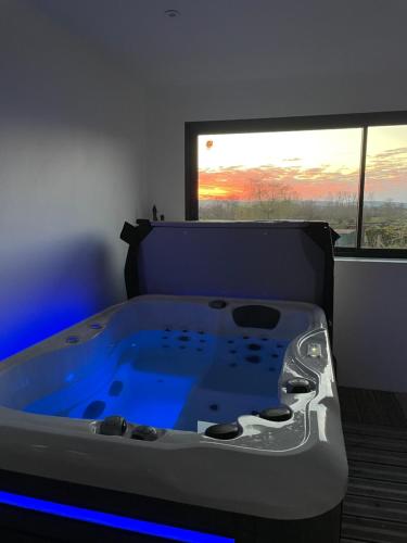 Katil atau katil-katil dalam bilik di Piscine intérieure privée chauffee toute l annee et spa St Martin