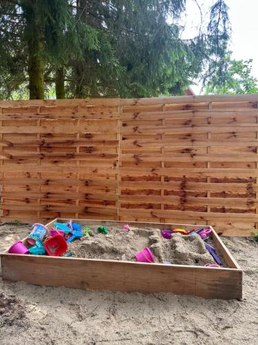 Κήπος έξω από το Dom letniskowy wolnostojący drewniany na wyłączność, jezioro Piaseczno 350 m, jacuzzi