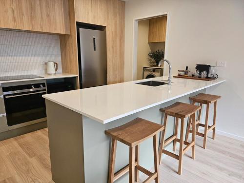 Η κουζίνα ή μικρή κουζίνα στο Courtenay Street Abode