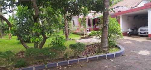 Κήπος έξω από το Runnin' Airport- HomeStay near Mangalore International airport