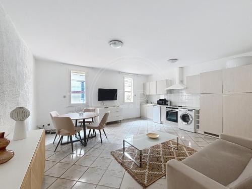 un salon avec un canapé et une table dans l'établissement Figalou classé 3 étoiles climatisé au calme By LaConciergerie 13, à La Ciotat