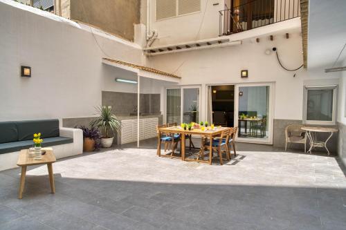O zonă de relaxare la Stunning Home, AC, Beach, Backyard, 4 BR