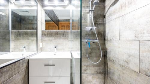 ein Badezimmer mit zwei Waschbecken und einer Dusche in der Unterkunft Hermine 1 N09 - 2P4 in Morillon