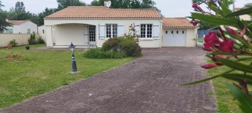 Maison familiale avec piscine près de la plage de Foulerot