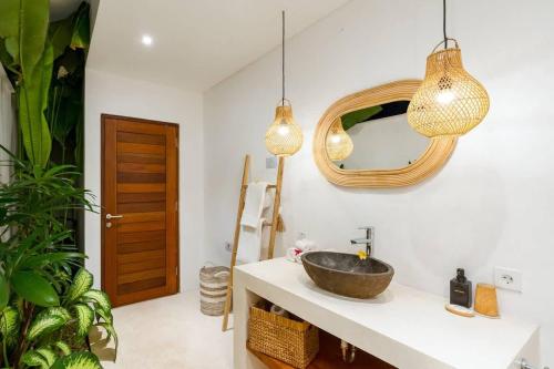 une salle de bain avec un lavabo et un miroir dans l'établissement Villa Ryky near Luna Beach Club, à Cemagi