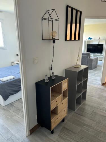 Cette chambre comprend un lit et un bureau avec une lampe. dans l'établissement Appartement Evreux, à Évreux