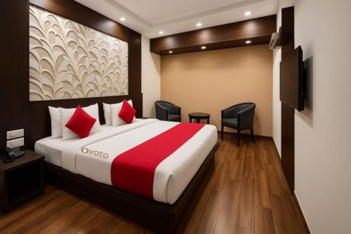 Hotel Himshri Mall Road By Ovataにあるベッド
