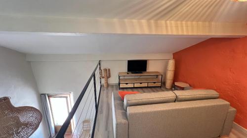 un salon avec un canapé et une télévision dans l'établissement Bergerie de la Calabro, à La Valette-du-Var