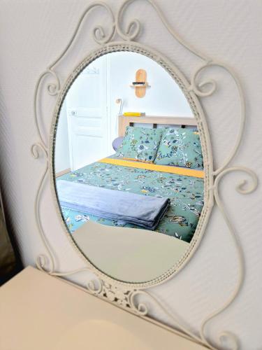- un miroir reflétant un lit dans une chambre dans l'établissement L'Appart by la Maïoun Guesthouse, à Nice