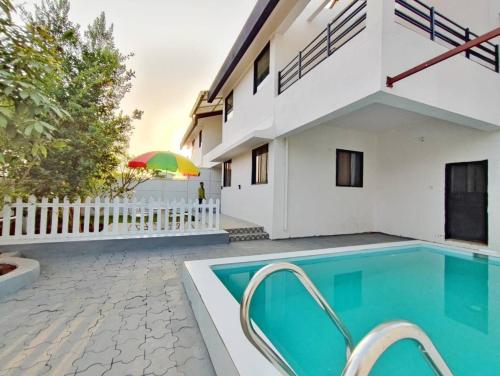 Gallery image of ll EMPYREAN STAY ll SUNFLOWER VILLA ll 3BHK ll AC ll PVT POOL ll FREE WIFI ll in Lonavala