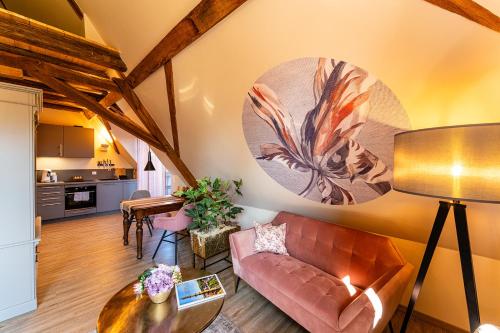 un salon avec un canapé et une table dans l'établissement Remise 67 - Historisches Anwesen beim Maison 1775, mit Sauna, Wissembourg, Elsass, à Ingolsheim