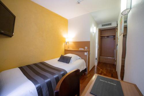 Postel nebo postele na pokoji v ubytování Hôtel le Grillon