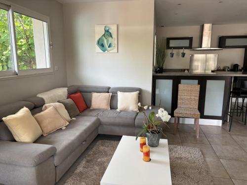 un salon avec un canapé et une table dans l'établissement Oasis Villa Magescq Votre paradis avec Piscine et Jacuzzi, à Magescq