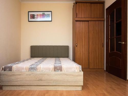 モスクワにあるApartLux Yugo-Zapadnaya Superiorのベッドルーム1室(ベッド1台付)、木製のドア