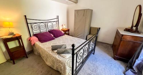 - une chambre avec un lit doté d'oreillers violets et d'une commode dans l'établissement Patio - Exceptional location!, à Villeneuve-lès-Avignon