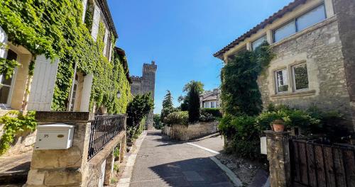 une allée entre deux bâtiments avec lierre dans l'établissement Patio - Exceptional location!, à Villeneuve-lès-Avignon