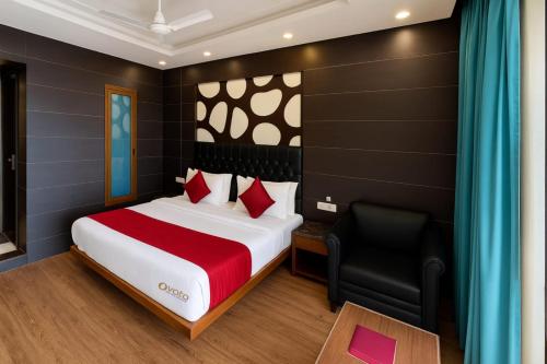 Hotel Himshri Mall Road By Ovataにあるベッド