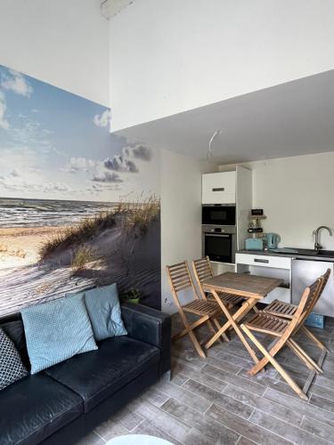 un salon avec un canapé et une table dans l'établissement Beach, à Saint-Mandrier-sur-Mer