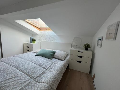 - une chambre blanche avec un lit et une lucarne dans l'établissement Beach, à Saint-Mandrier-sur-Mer