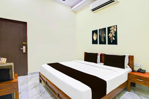 a bedroom with a large bed in a room at Townhouse Oak Dwarakanagar Port Stadium in Maddilapālem