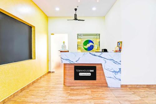 a room with a large screen and a wall at Townhouse Oak Dwarakanagar Port Stadium in Maddilapālem