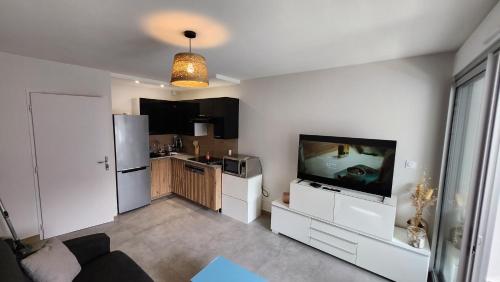 Il comprend un salon avec une télévision et une cuisine. dans l'établissement Marina Sète, à Sète