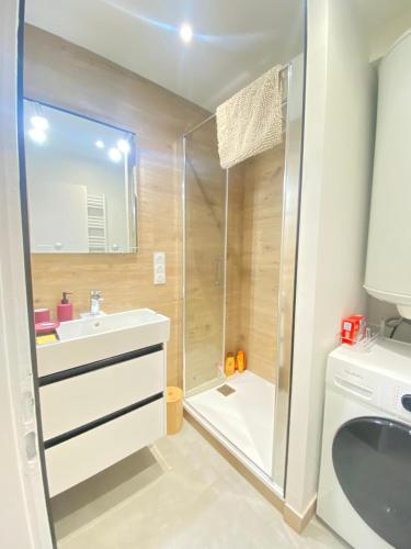 une salle de bain avec une douche, un lavabo et des toilettes dans l'établissement Marina Sète, à Sète