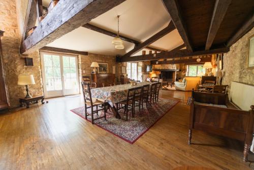 une salle à manger avec une table et des chaises dans l'établissement Le Moulin de Giroir, à Migné-Auxances