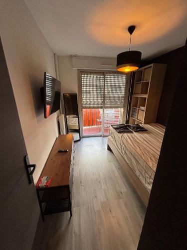 une chambre avec un lit, une table et une fenêtre dans l'établissement Charmant 2 pièce à 2min de la mer, à Nice