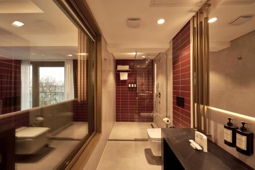 une salle de bain avec toilettes, lavabo et douche dans l'établissement Çırağan Hotel Bosphorus, à Istanbul