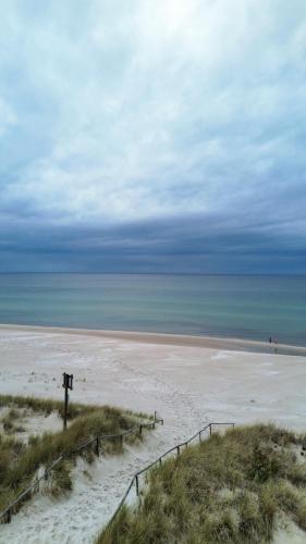 a view of a beach with the ocean in the background at Fale i Igły in Sasino