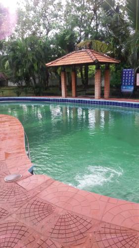 Bazén v ubytování Mermaid Resorts & Banquets nebo v jeho okolí