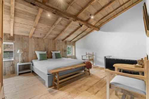 a bedroom with a bed and a wooden ceiling at Ter Winterbeke op een steenworp van Poperinge in Poperinge
