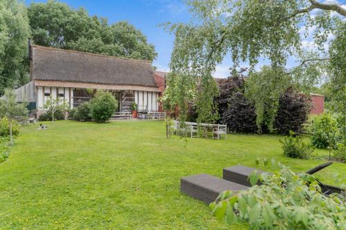 a garden with a building and a table in the yard at Ter Winterbeke op een steenworp van Poperinge in Poperinge